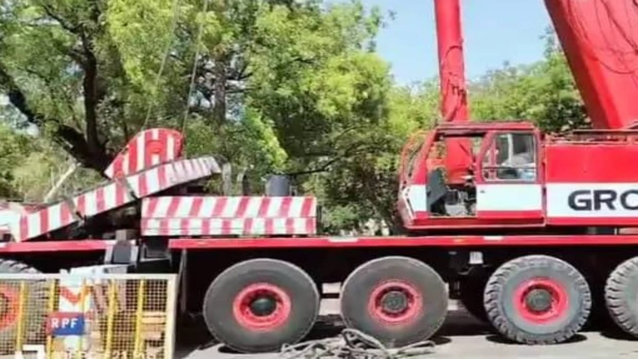 Neemuch Crane chain broke while shifting an old engine at station one worker seriously injured