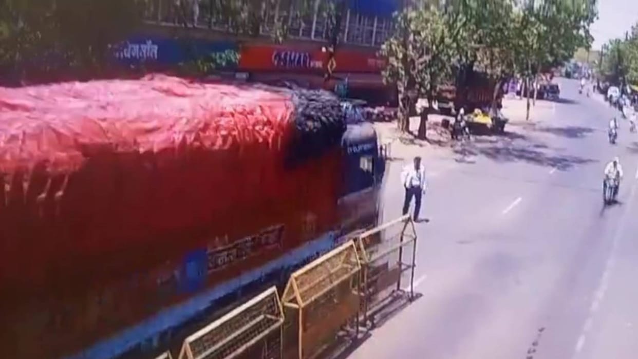 Khandwa Tried to crush a traffic cop when he was stopped from taking a wrong turn