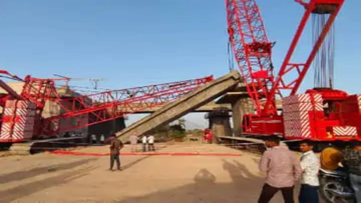 Ratlam Crane broke on under-construction railway bridge two people injured due to falling girder