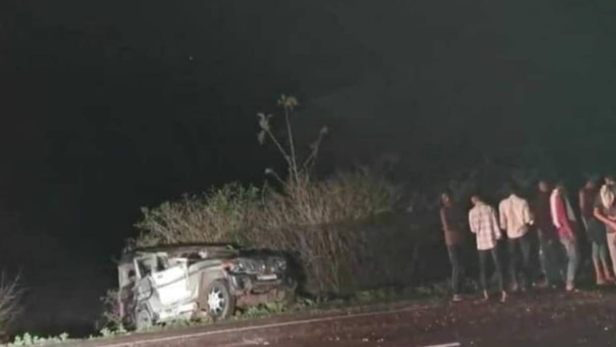 Chhindwara high speed Bolero vehicle overturned near Amarwara Jungwani toll plaza 11 people injured