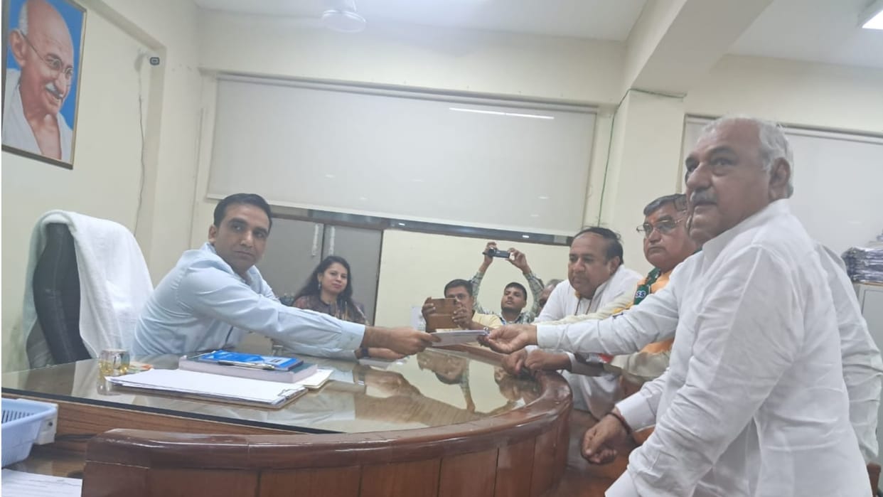 Sonipat: Congress candidate Satpal Brahmachari reached Mini Secretariat with convoy, filed nomination