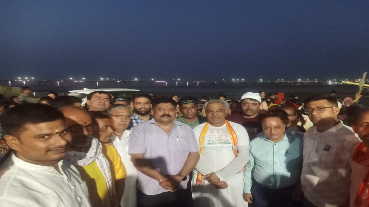 The faith of Sangam attracted 250 pilgrims from Sindh of Pakistan, they had darshan of Akshayavat.