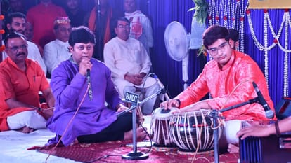 V. Anuradha performed 1600 rounds without stopping in one and a half hour in sankat Mochan Sangeet Samaroh
