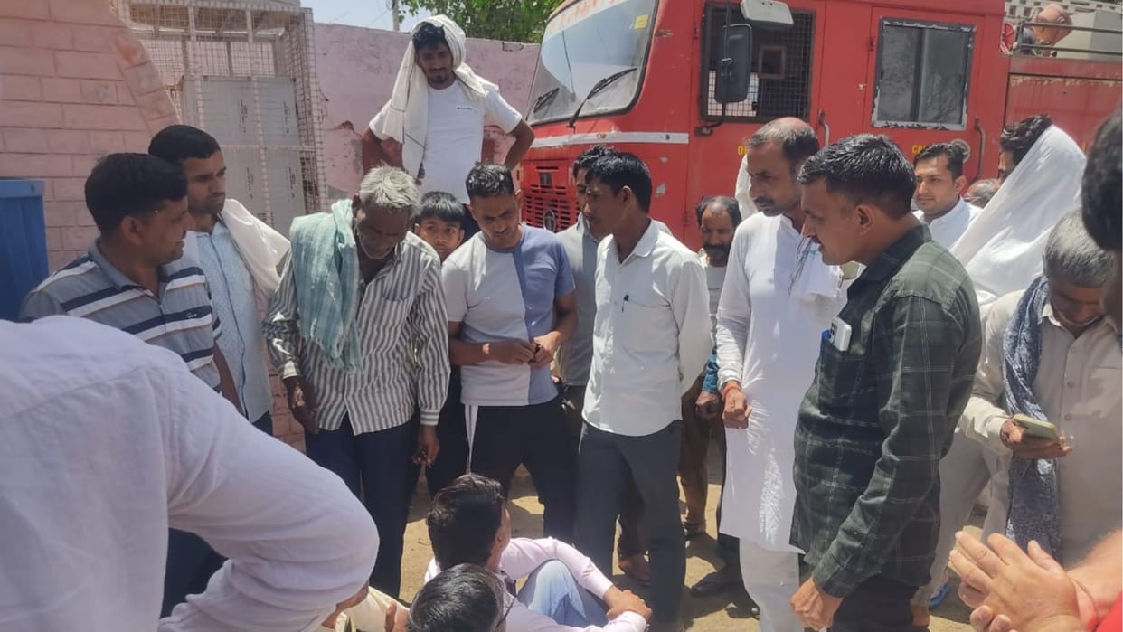 Charkhi Dadri: farmers and commission agents locked Badhra Mandi gate