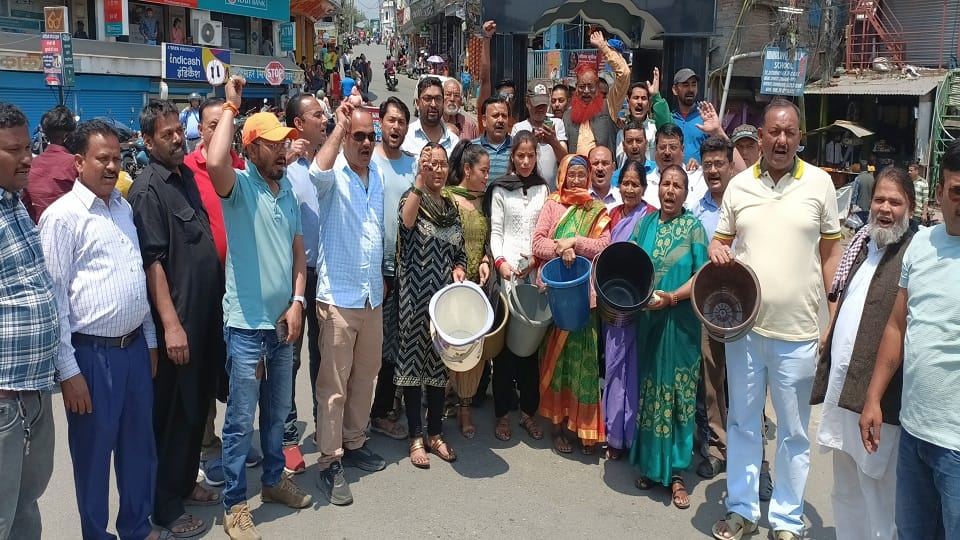 Protest of Congress workers regarding drinking water problem in pithoragarh