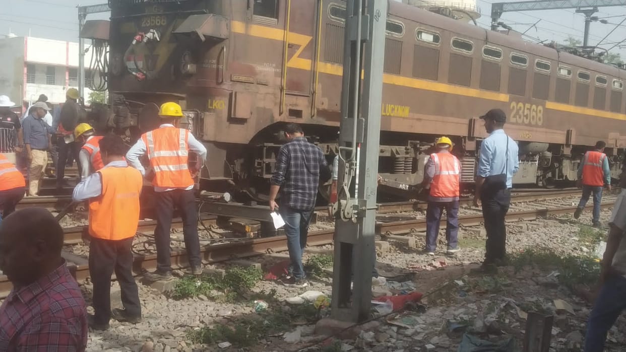 Railway News: Engine of Nadi Express derailed at Sangam Railway Station crashes