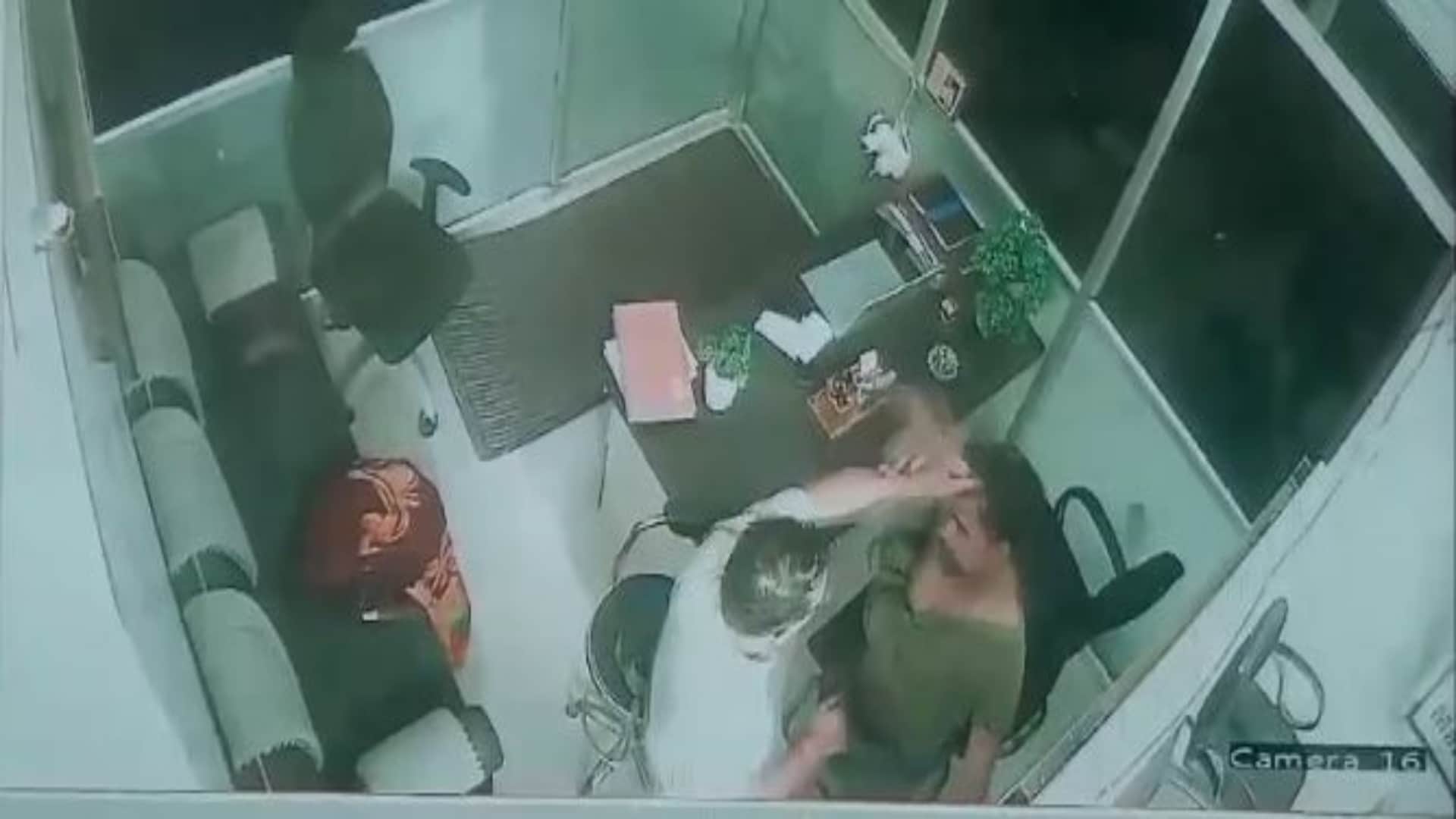 सीसीटीवी फुटेज में मारपीट करते पुलिसकर्मी