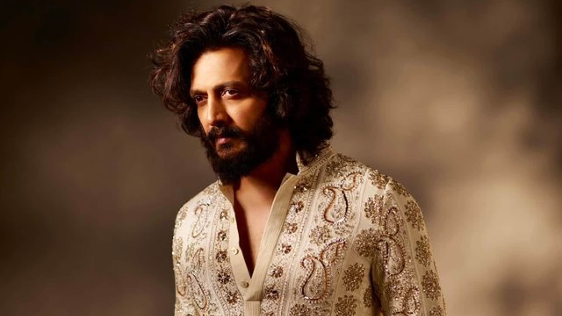 Housefull 5 Actor Riteish Deshmukh and Genelia DSouza cast their vote in Lok Sabha Elections 2024 See Video