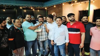 टिकट मिलने की खुशी में सतपाल रायजादा को कायकर्ताओं ने खिलाई मिठाई।