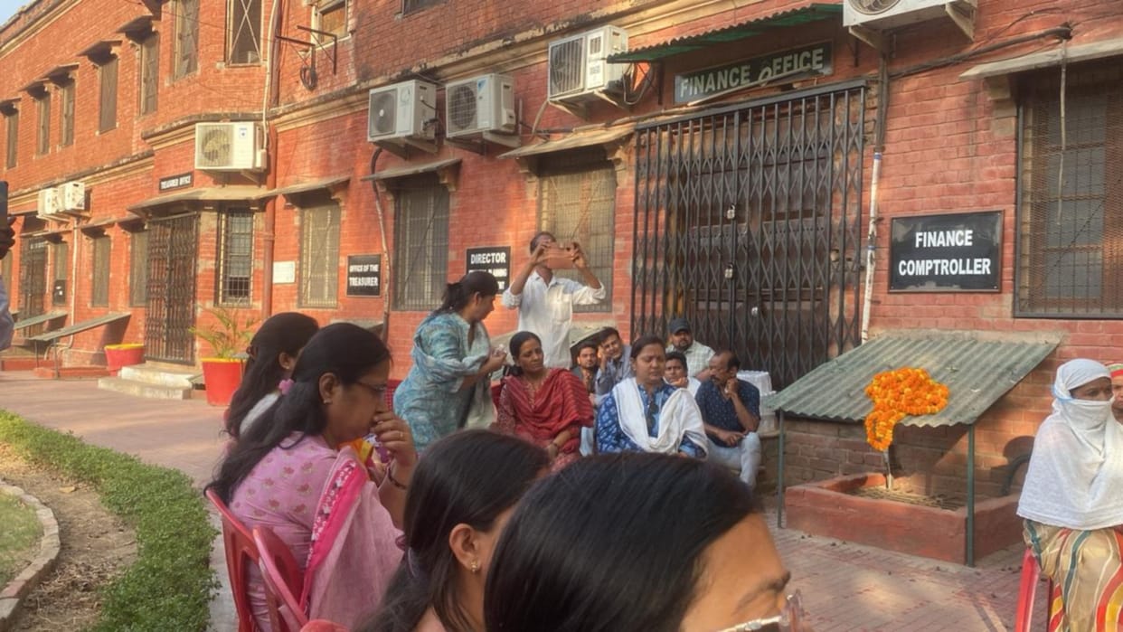 Anger among teachers regarding outstanding salaries in schools, employees closed the office and ran away.