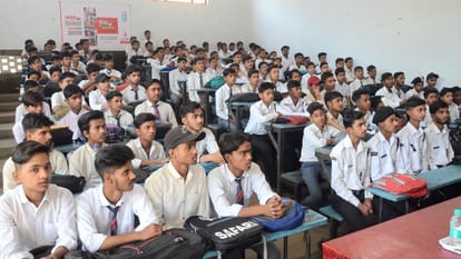 SP made students aware about cyber security in Bareilly