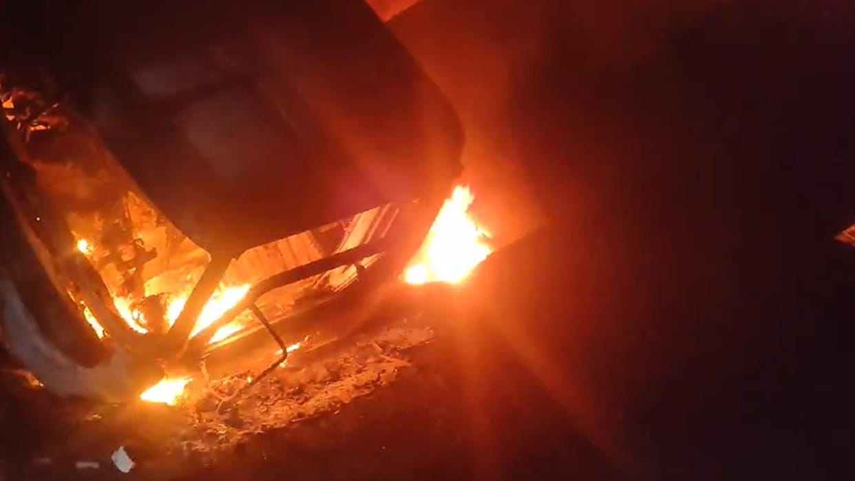The trailer caught fire after losing balance and overturning on the roadside