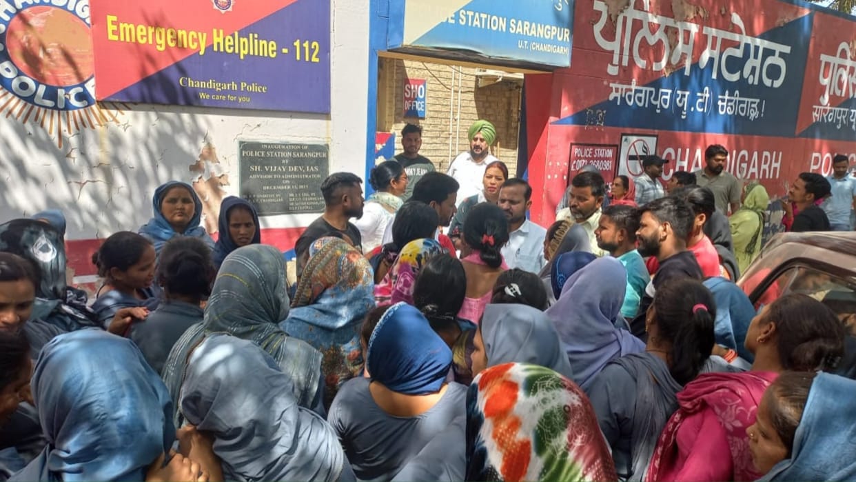 Cleaning staff of government schools of chandigarh surrounded Sarangpur police station