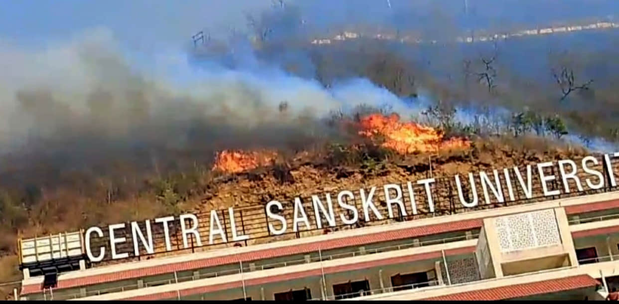 Uttarakhand Forest Fire blazed at 40 places bikes and vehicles burnt fire reached taxi stand in Chamoli
