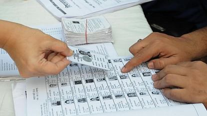 उत्तराखंड: 20 अगस्त से घर-घर जाकर मतदाता सूची की खामियां दूर करेंगे बीएलओ, विशेष अभियान चलाने के निर्देश BLO will go door-to-door from August 20 to correct errors in voter lists Election Commission Uttarakhand News