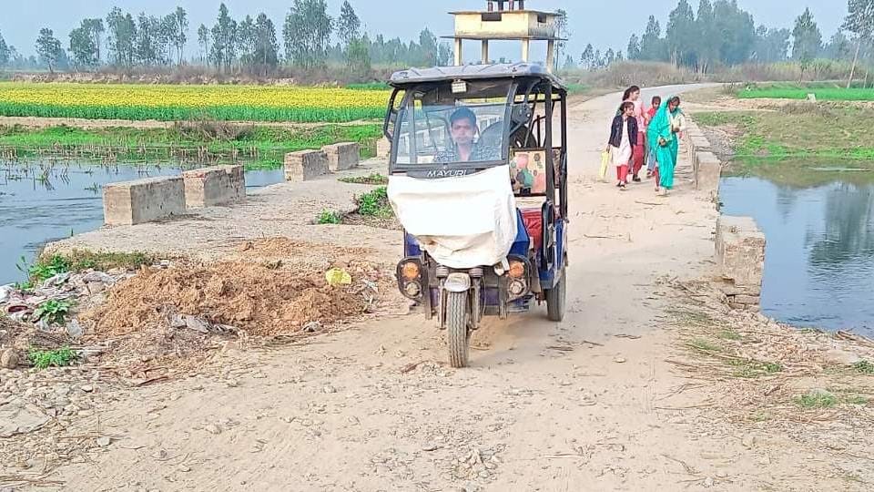 Amroha: Road of 50 villages became difficult due to breaking of bridge over Gangan river, railing broken