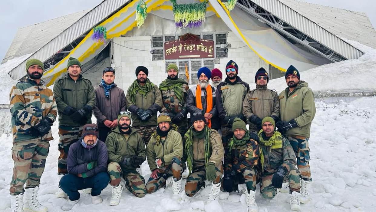 Army soldiers reached Hemkund Sahib snow removal work on the road Uttarakhand Chardham Yatra 2024 Watch Photos