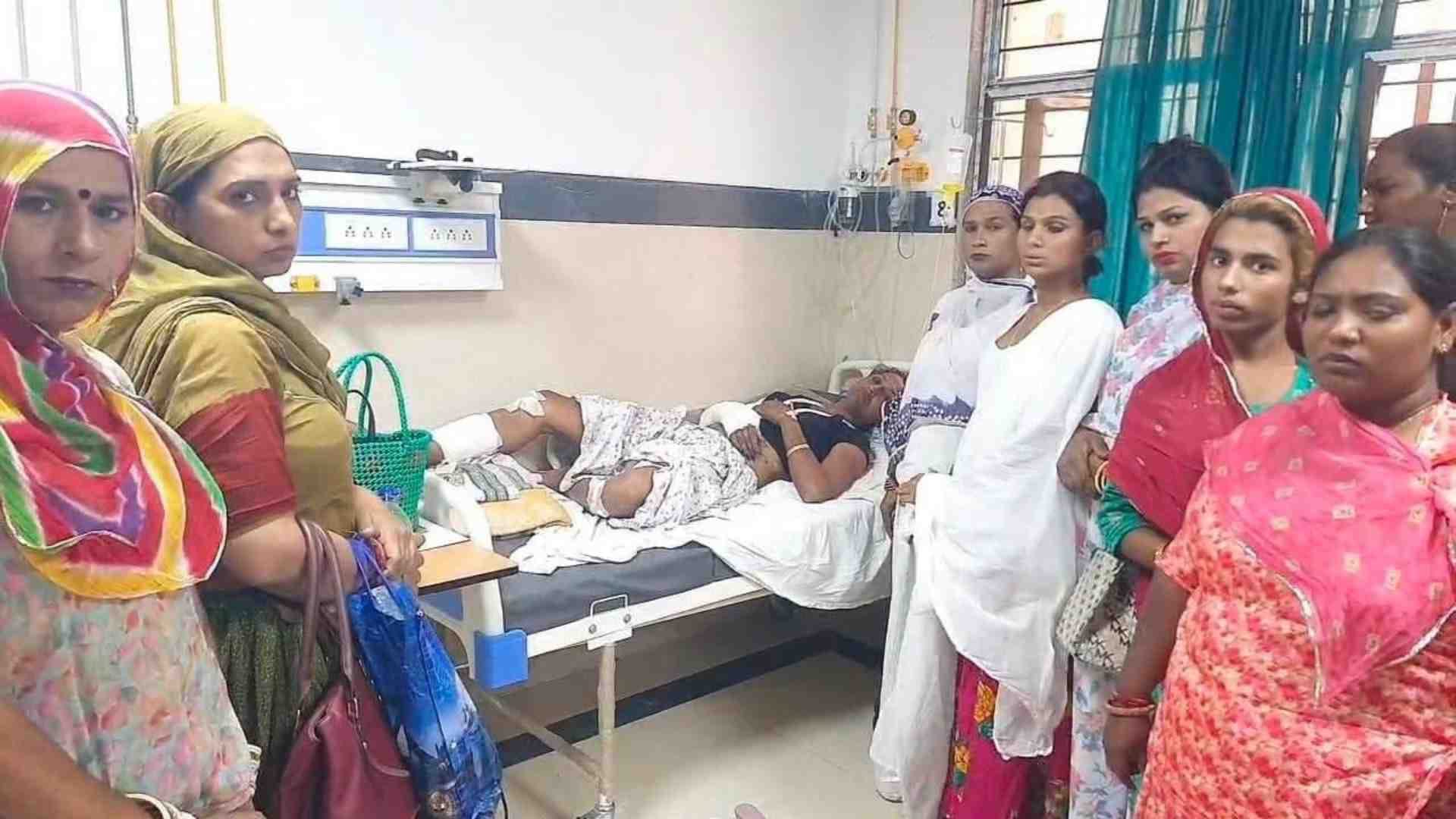 अस्पताल में उपचाराधीन घायल।