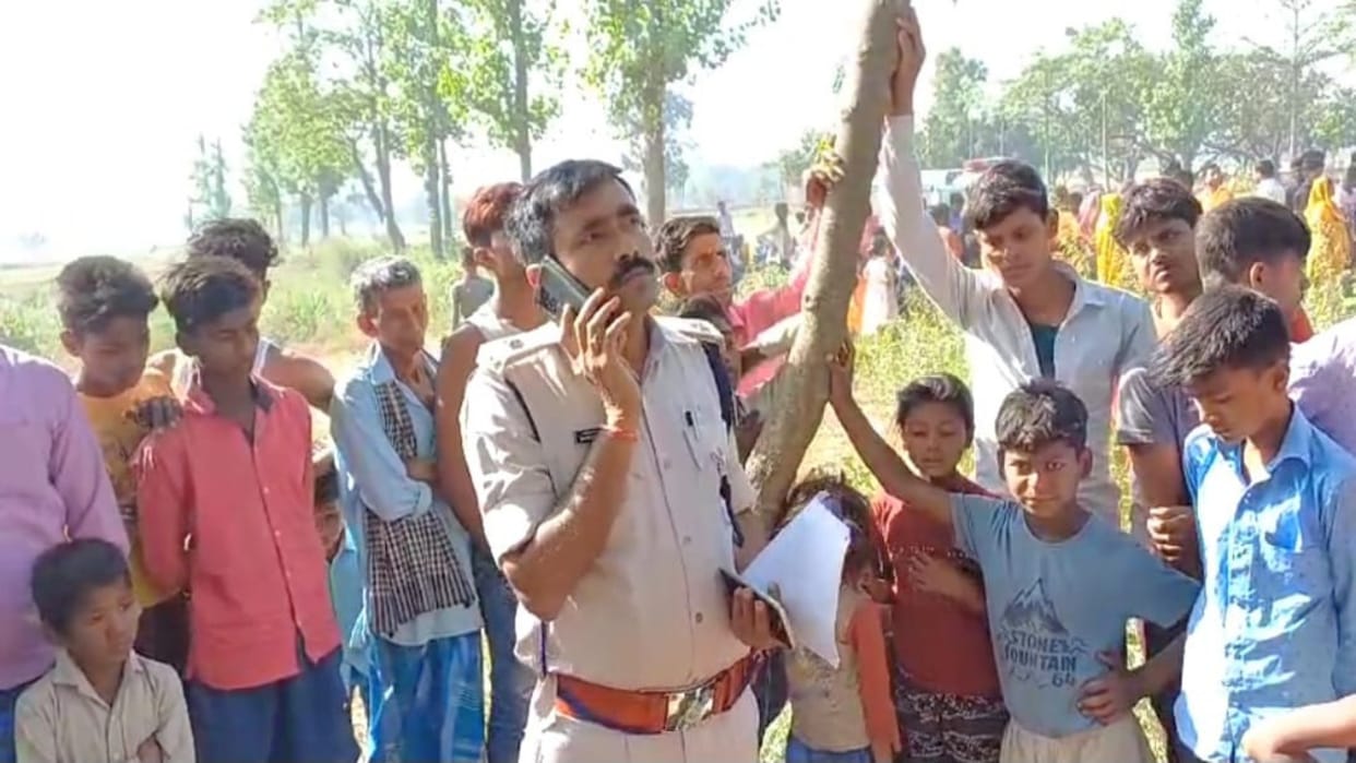 Bihar Crime: body of youth who slept in house at night was found hanging from tree in morning in Bettiah