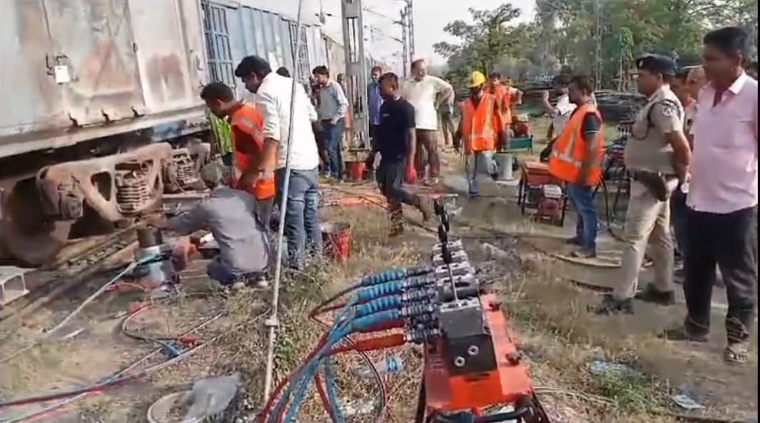 Bihar News: Three bogies of goods train derail near Darbhanga Junction; People upset due to road blockage