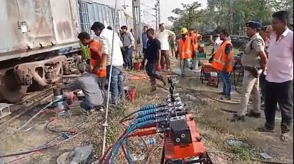 Bihar News: दरभंगा जंक्शन के पास मालगाड़ी की तीन बोगियां बेपटरी; पांच घंटे से आवागमन ठप रहने के कारण लोग परेशान Bihar News: Three bogies of goods train derail near Darbhanga Junction; People upset due to road blockage