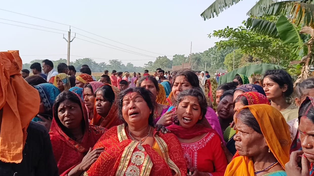 Bihar: Youth died on spot in road accident in Motihari, family members-villagers protest by stopping traffic