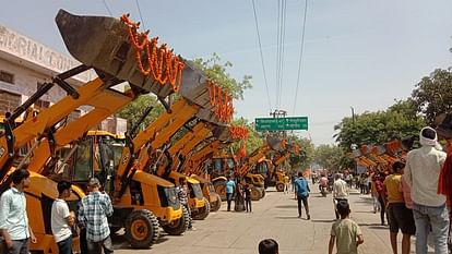 Lok Sabha Chunav 2024 CM Yogi road show with 14 bulldozers in Mulayam stronghold Mainpuri