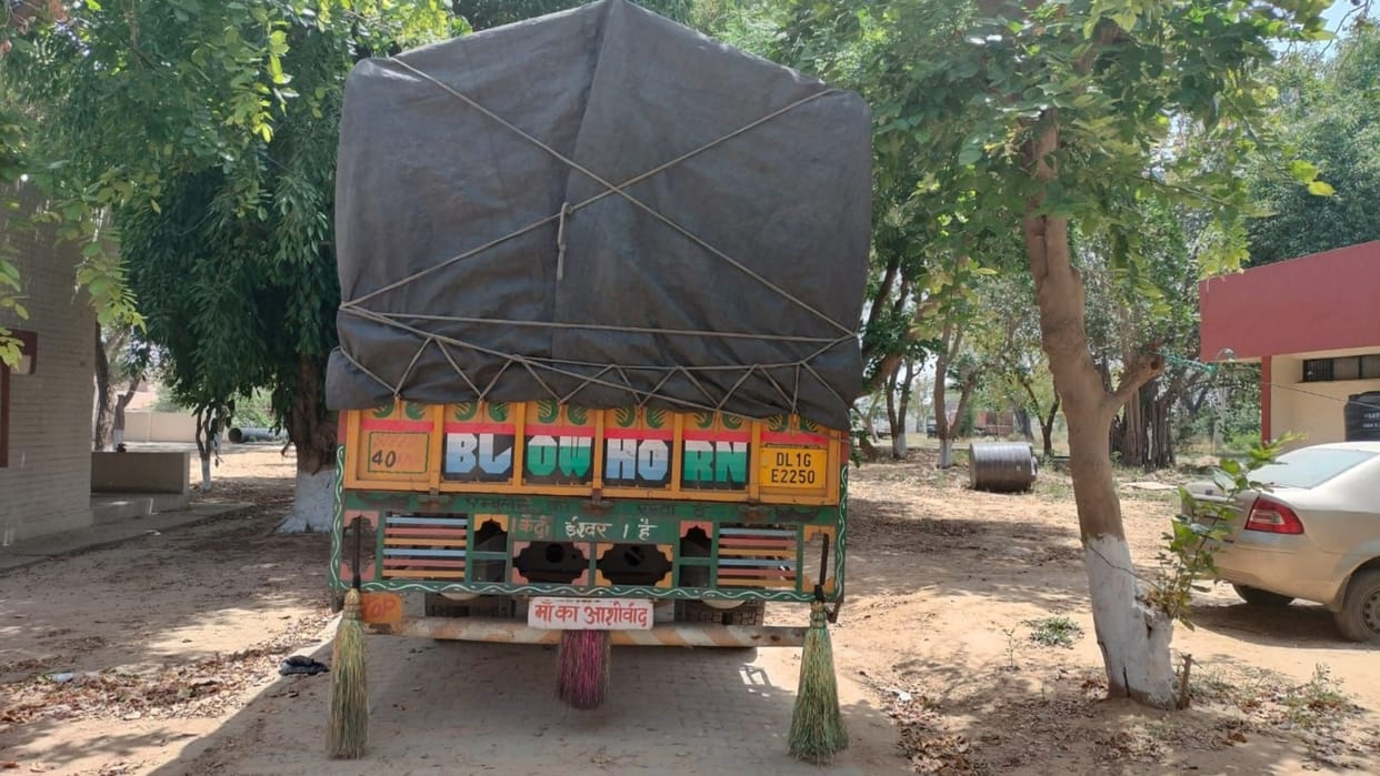 Haryana: Police caught a truck laden with liquor in Sirsa, 7800 bottles of English liquor recovered