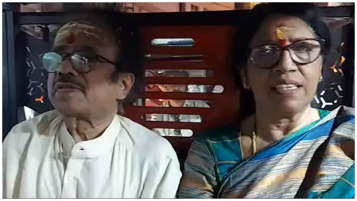 L. Subramaniam and Kavita Krishnamurthy Visits Kashi Vishwanath Temple in Varanasi Seen in auto rickshaw