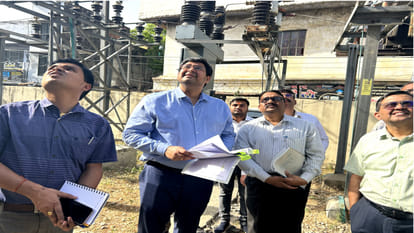 MD Shambhu Kumar of Purvanchal Discom issued chargesheet to XEN in Gorakhpur zone,sought clarification from JE