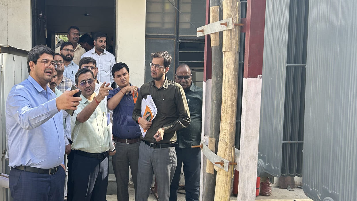 MD Shambhu Kumar of Purvanchal Discom issued chargesheet to XEN in Gorakhpur zone,sought clarification from JE