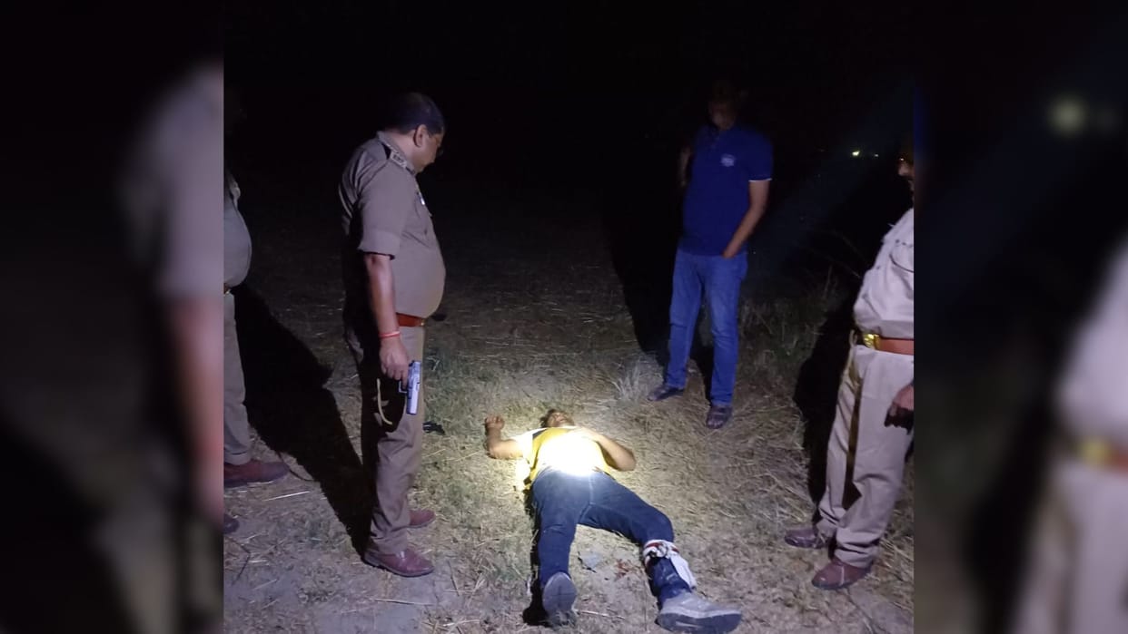 carrying a reward of 25 thousand rupees was injured in the encounter