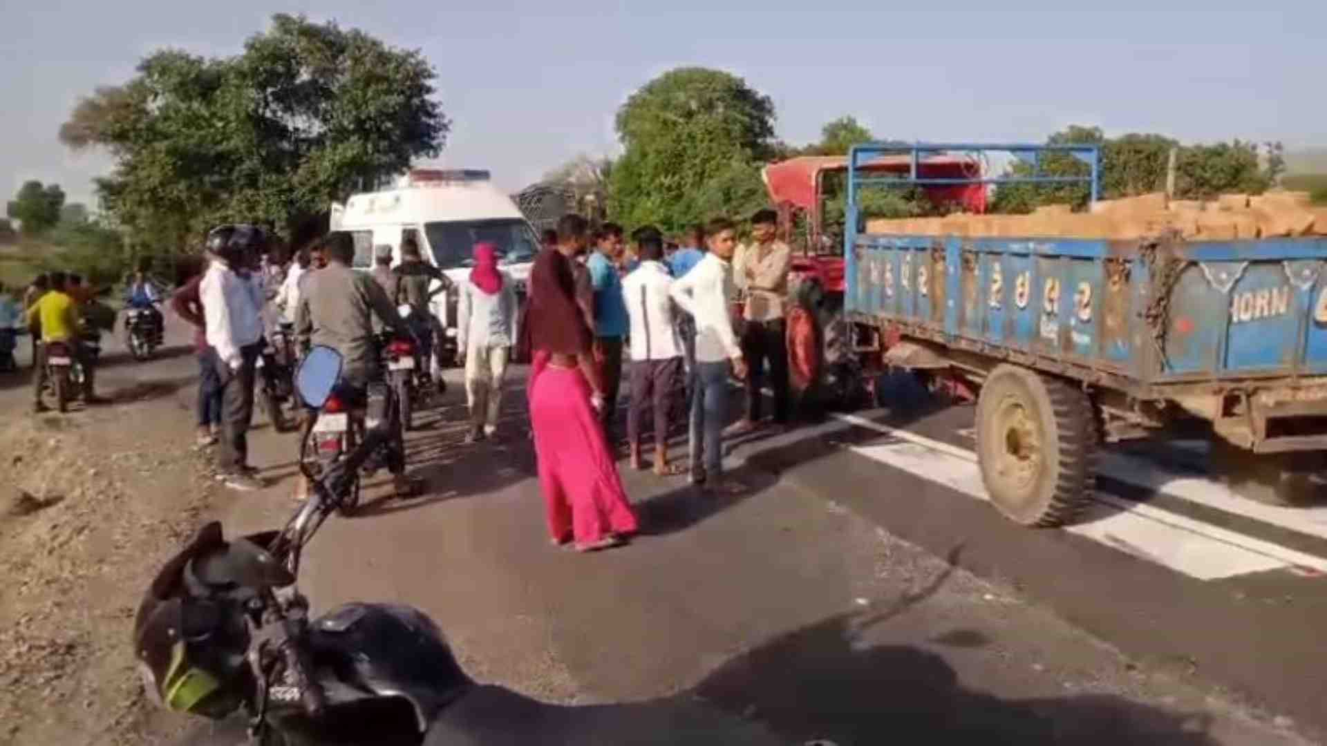 हादसे के बाद मौके पर जमा हुए लोग।