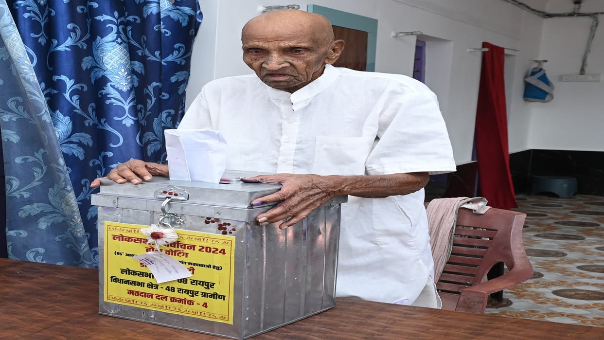CG Loksabha Election: 105 year old man casts his vote with home voting facility