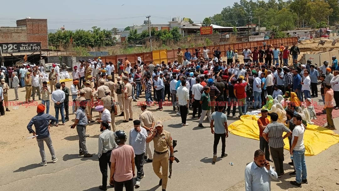 Jammu: rage over murder case in land dispute in greater kailash jammu kins protest block road
