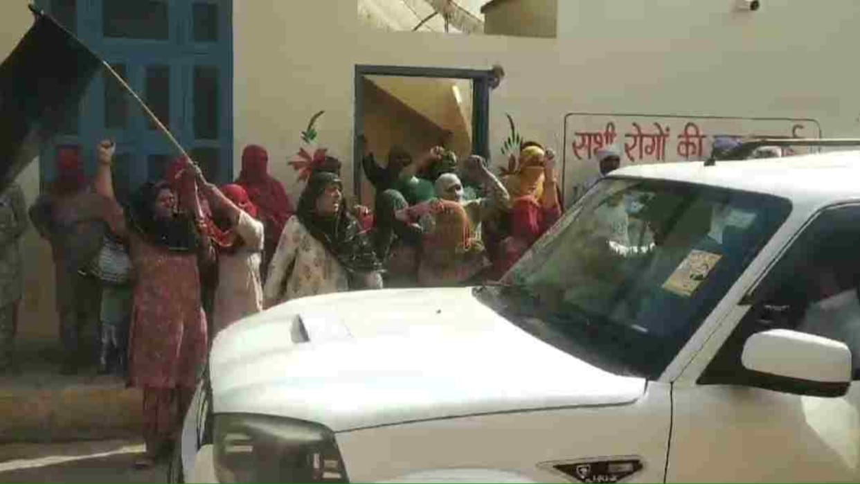 Hisar: Women waved black flags in front of BJP Lok Sabha candidate in Niyana-Kharar