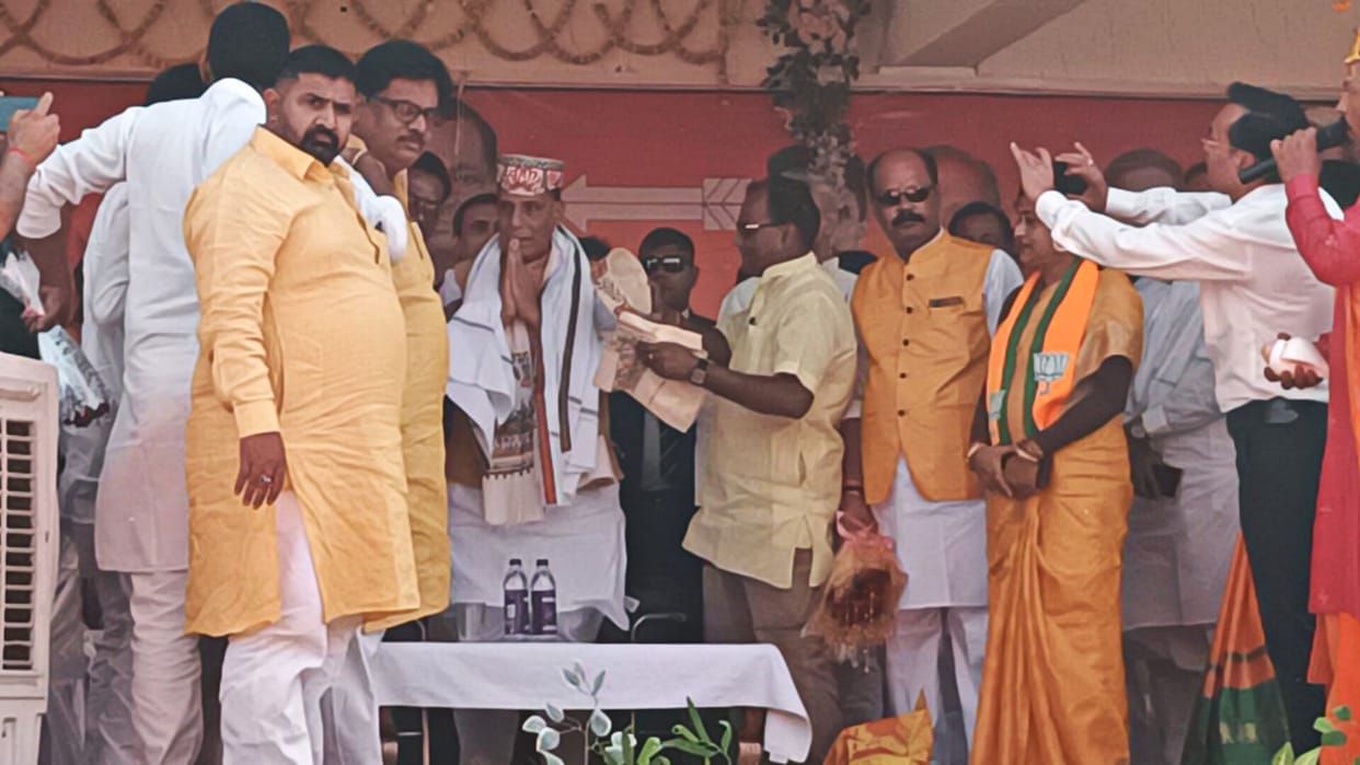 LS Polls 2024: Rajnath says Congress will become extinct from country's politics like dinosaurs from earth