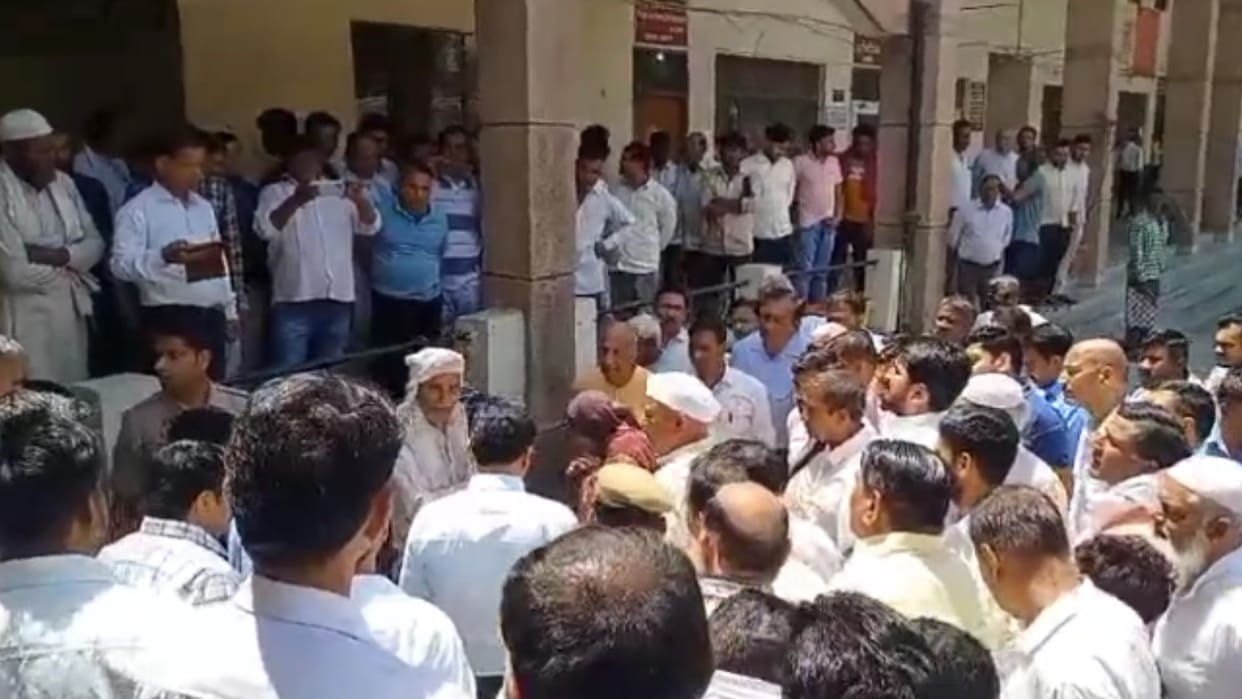 Shamli: Woman attempts self-immolation by sprinkling oil in Collectorate