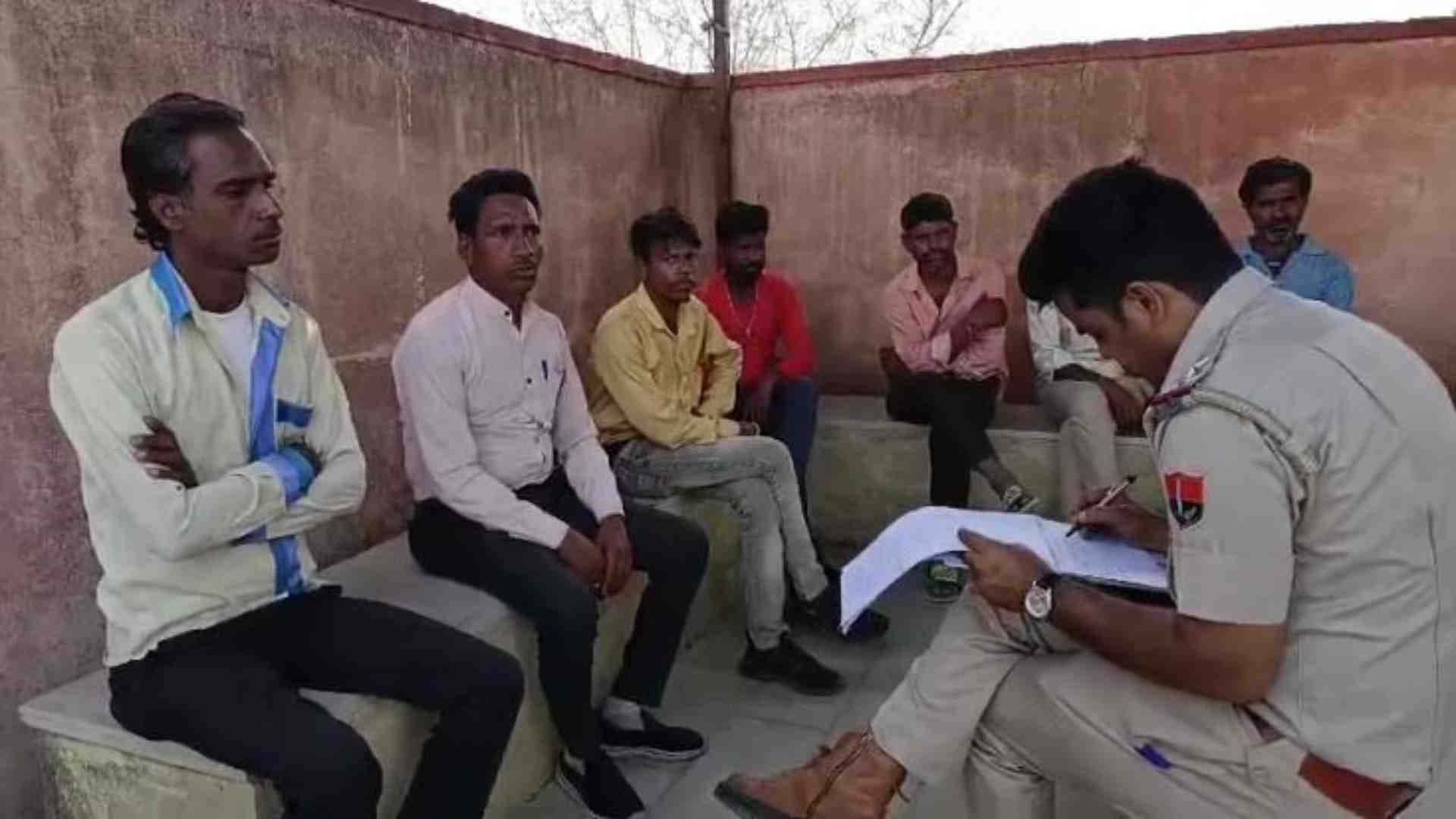मामले में कार्रवाई करती पुलिस।