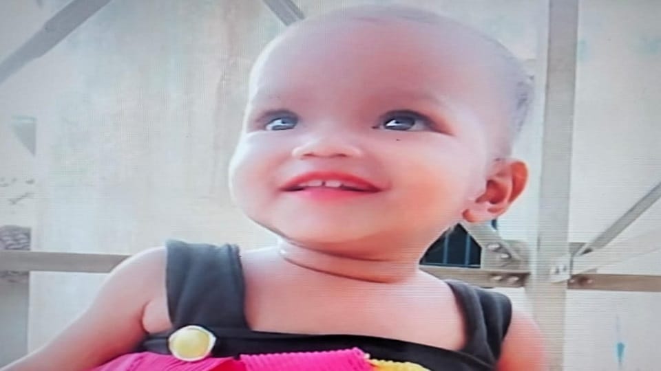 Girl died by drowning in kettle mother was working in courtyard in Jashpur
