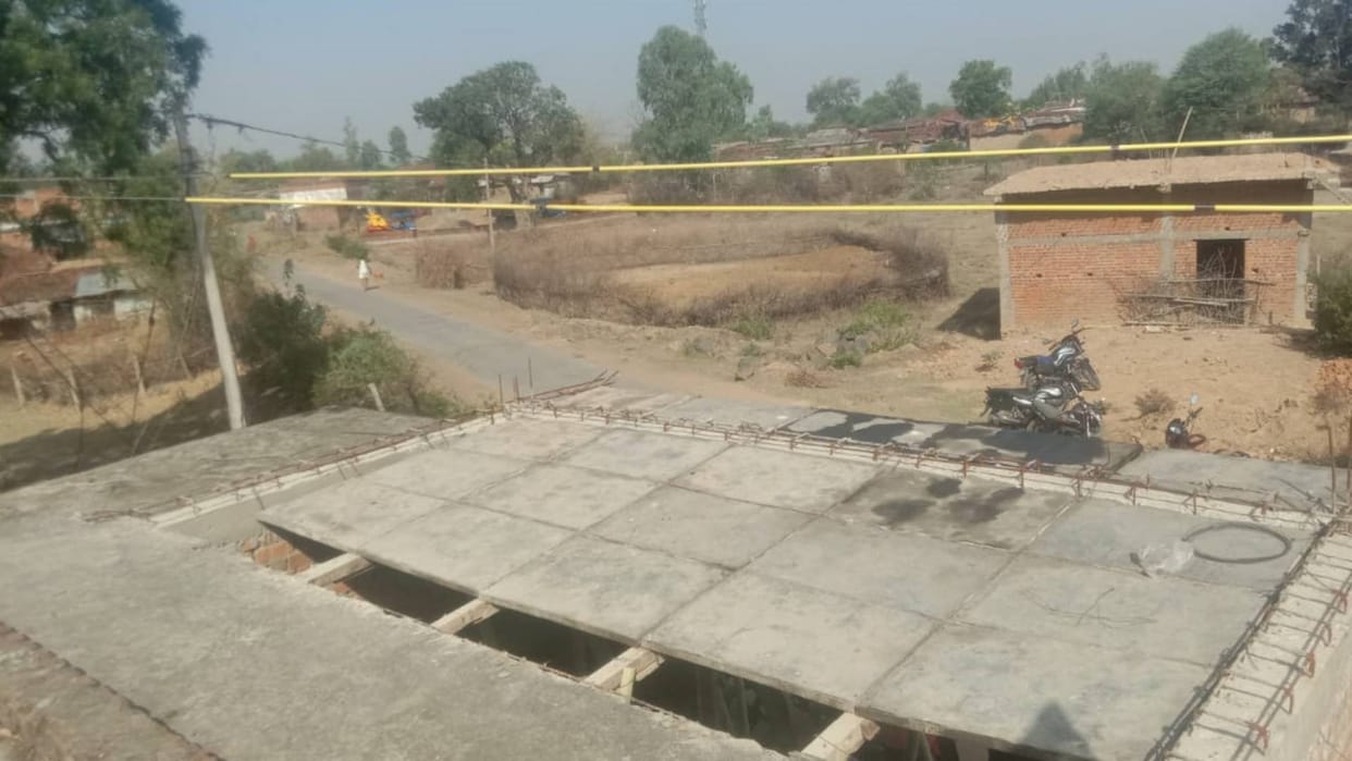 An old man working on the roof died due to electric shock, a young man seriously injured
