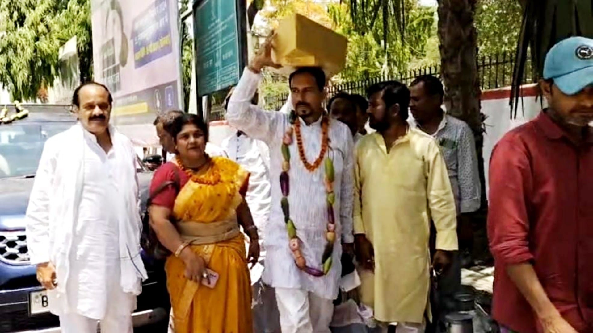 Muzaffarpur: BSP candidate Sudhir Ojha arrived to fill nomination in a unique style wearing vegetable garland