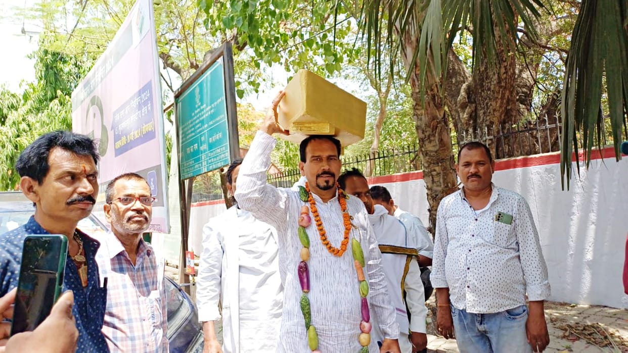 Muzaffarpur: BSP candidate Sudhir Ojha arrived to fill nomination in a unique style wearing vegetable garland