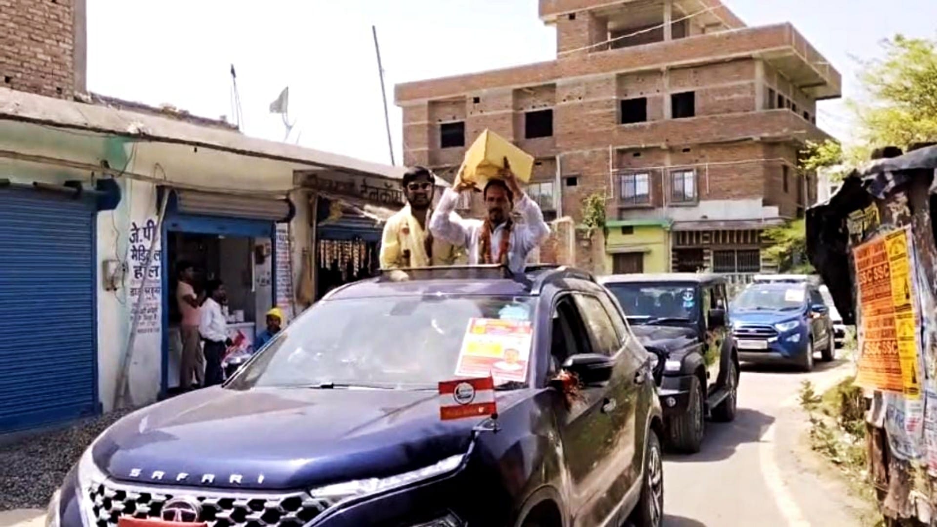 Muzaffarpur: BSP candidate Sudhir Ojha arrived to fill nomination in a unique style wearing vegetable garland