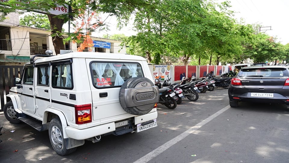 SDM car parked in no parking area in haldwani uttarakhand