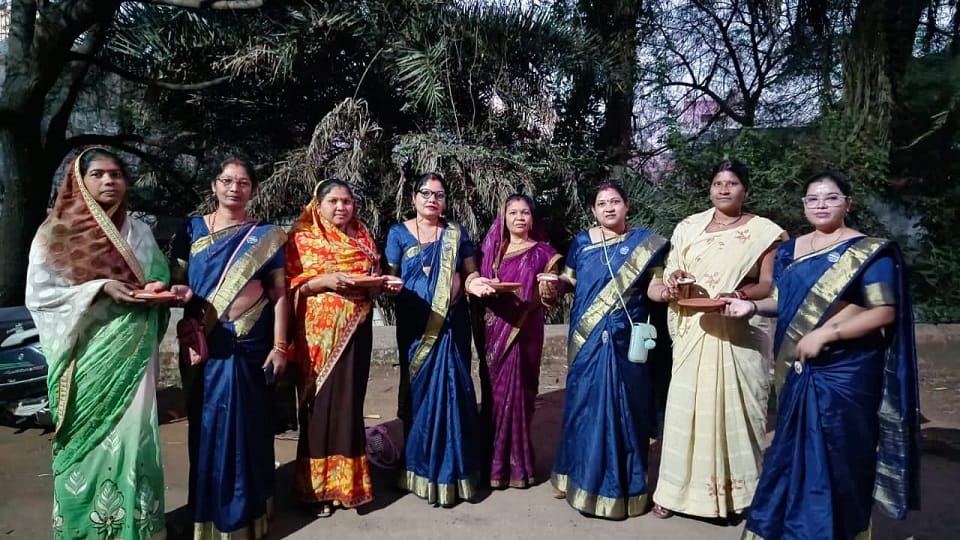 Women came forward to save lives of birds distributing grains for water in Balod