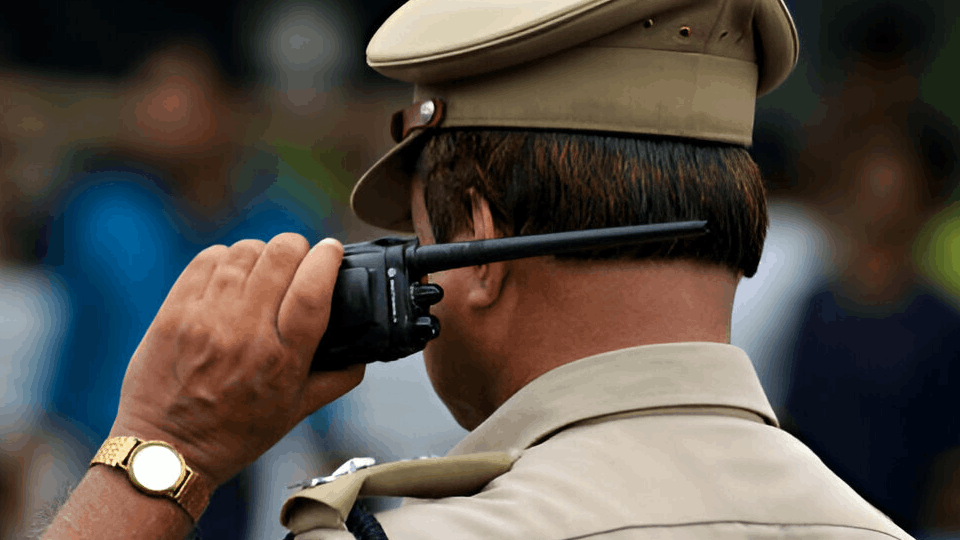 Police personnel misbehaved with teenage girl in Agra