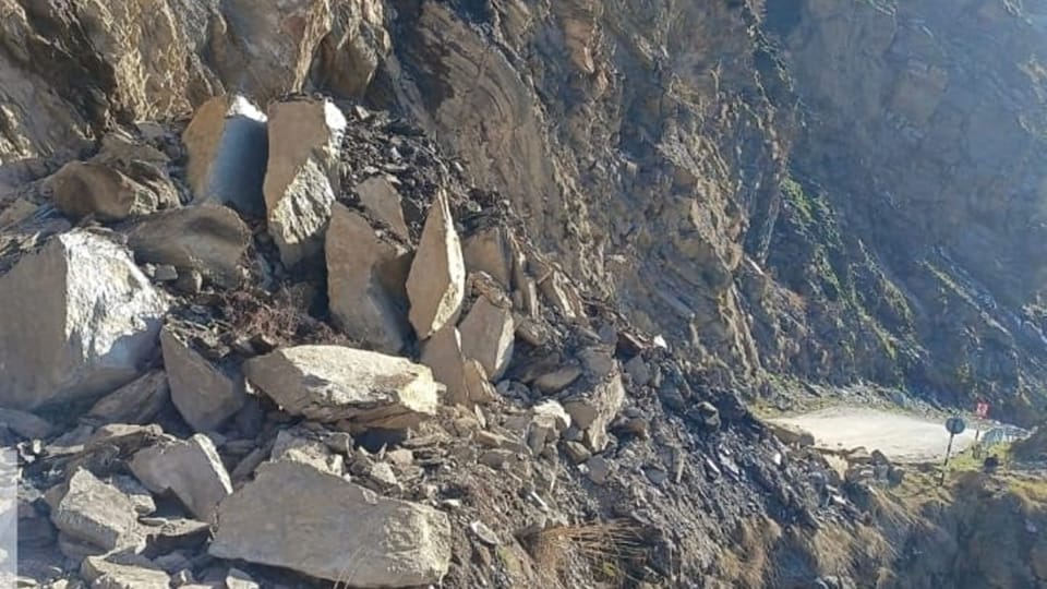 Jammu Kashmir : Landslide on Mughal Road debris fell from the hill work to restore continue