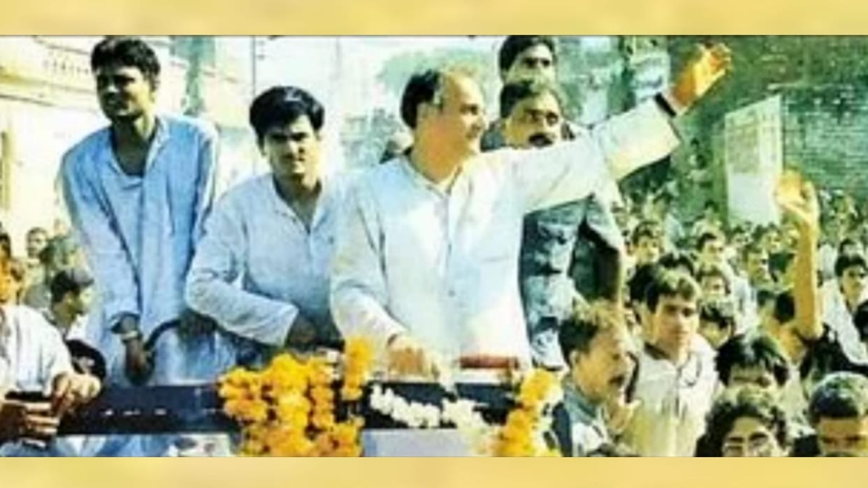 Flash back: when Rajeev Gandhi got down from jeep when a bahubali came on his vehicle.