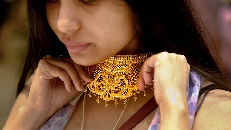 Gold Silver Price: सोने की कीमतों में तेजी का सिलसिला जारी, चांदी 104800 रुपये पर स्थिर